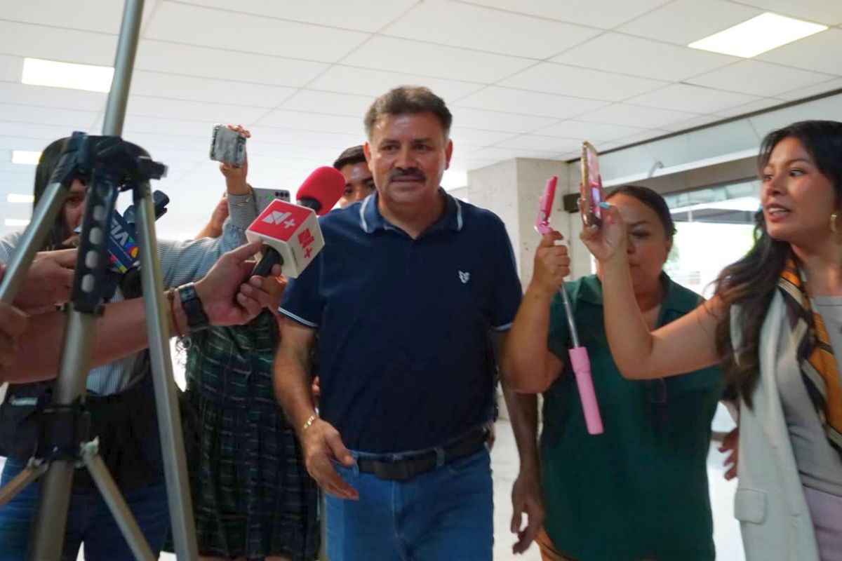 Bertín Bravo Montero, alcalde de Úrsulo Galván, a su llegada al Congreso de Veracruz.