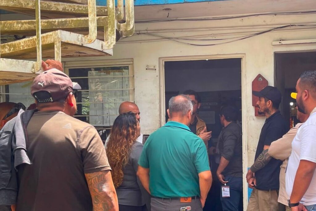 Trabajadores del sindicato de CMAS Xalapa durante protesta exigiendo la destitución del director general del organismo.