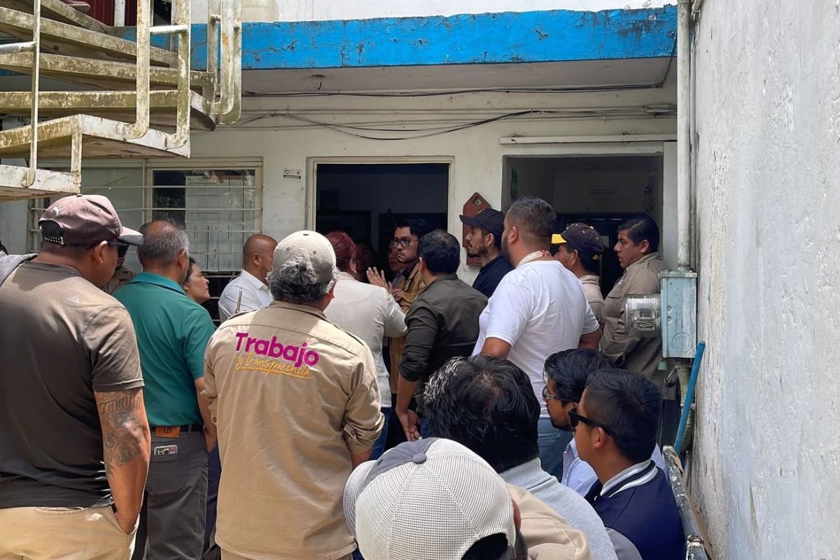 Trabajadores de CMAS Xalapa protestan por presuntos desvíos financieros y acoso laboral.