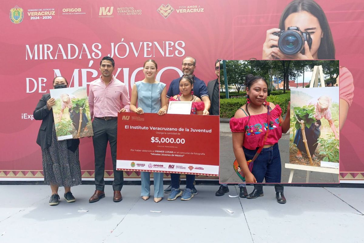 Cecilia Tzitzihua Xocua sostiene el reconocimiento que le otorgó el Instituto Veracruzano de la Juventud.
