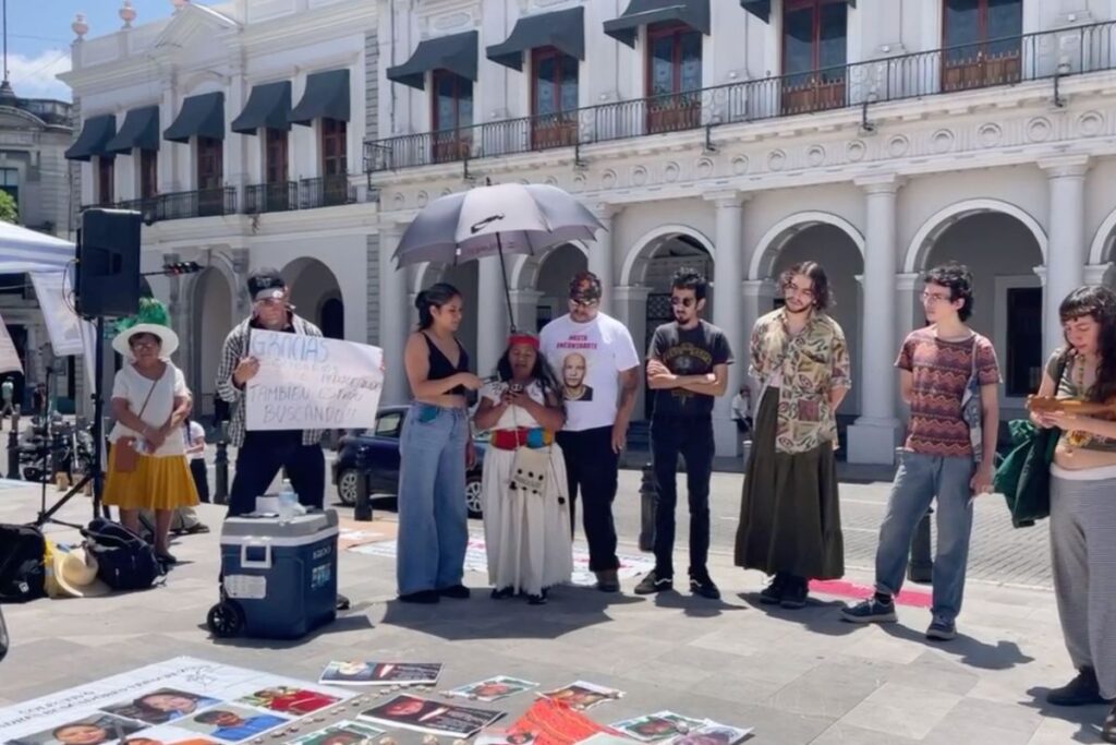 Colectivos de búsqueda de personas desaparecidas en movilización en Xalapa, Veracruz.