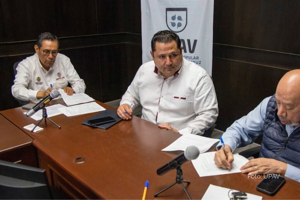 David Agustín Jiménez Rojas, subsecretario de Educación Media Superior y Superior de la SEV, en reunión sobre el conflicto UPAV.