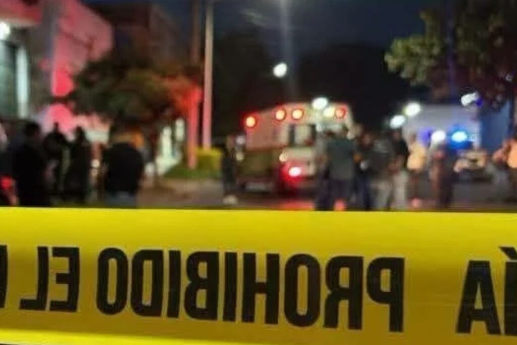 Cinta amarilla de acordonamiento policial en el lugar de la balacera en Alto Lucero, Veracruz.