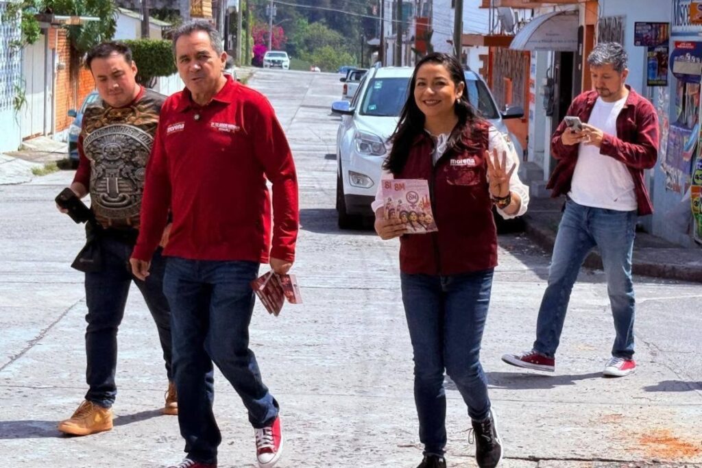 Jennifer Joyce García Esquivel, Secretaria de Mujeres del CEEVER, durante una brigada de reparto del periódico Regeneración en Veracruz.