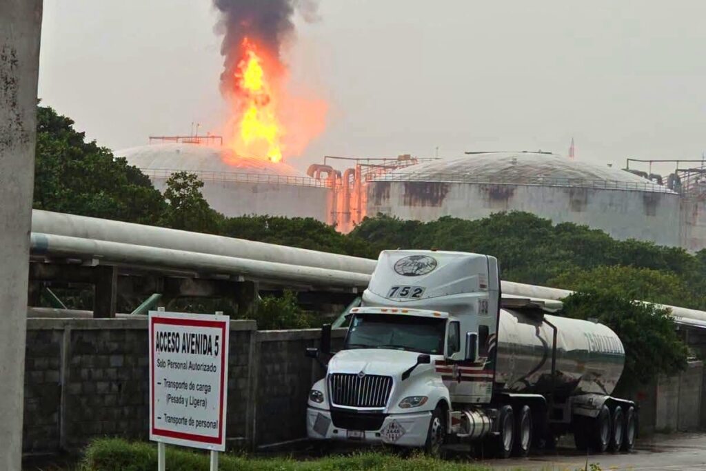 Columna de humo y fuego en un tanque de la TASP Pajaritos, en Coatzacoalcos.