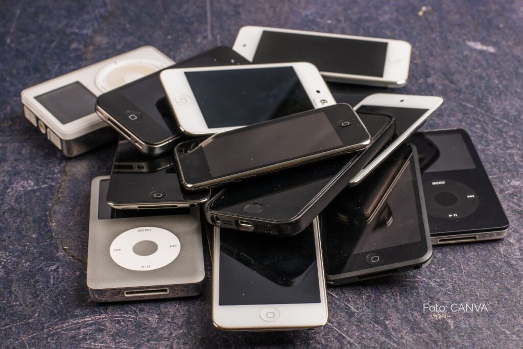 Estudiantes en el salón de clases, tema de reprobación escolar y uso del celular en el aula.