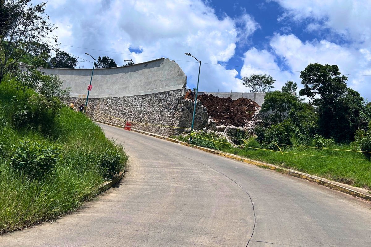 Barda derrumbada en el Circuito Luis Donaldo Colosio, vía alterna a Las Fuentes en Xalapa.