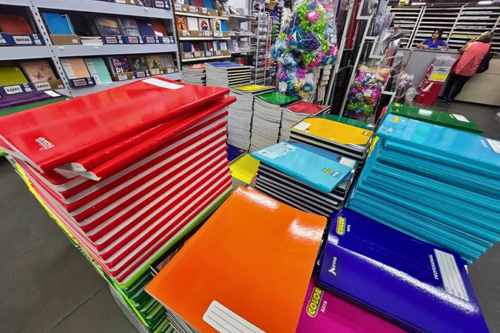 Lista de útiles escolares y cuadernos exhibidos en una papelería de Xalapa.