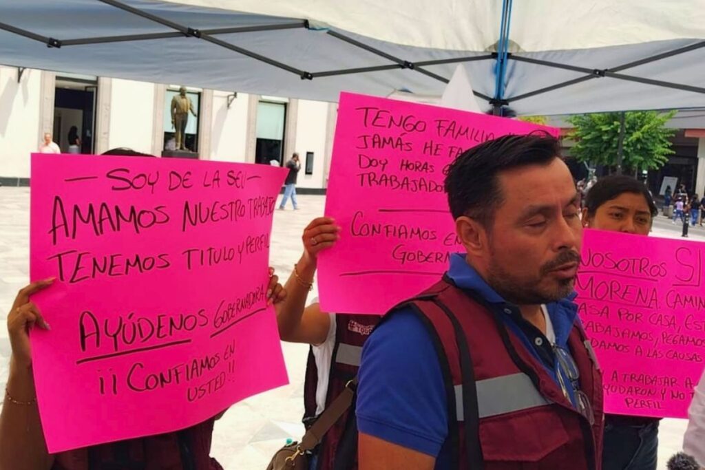 Empleados de la SEV durante plantón en Xalapa por despidos.