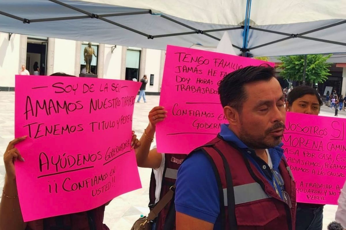 Empleados de la SEV durante plantón en Xalapa por despidos.