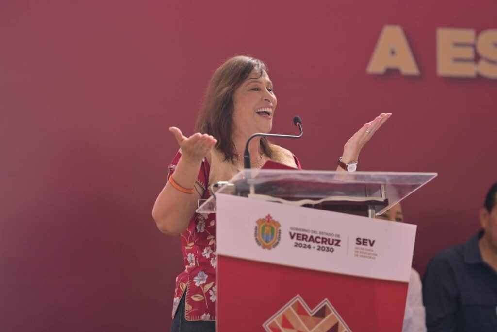 Rocío Nahle con jóvenes en diálogo sobre la tendencia viral "farmear aura".