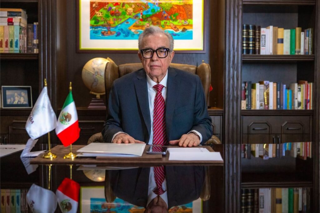 Rubén Rocha Moya durante un acto público como gobernador de Sinaloa, en medio del escándalo que generó el deslinde de Morena.