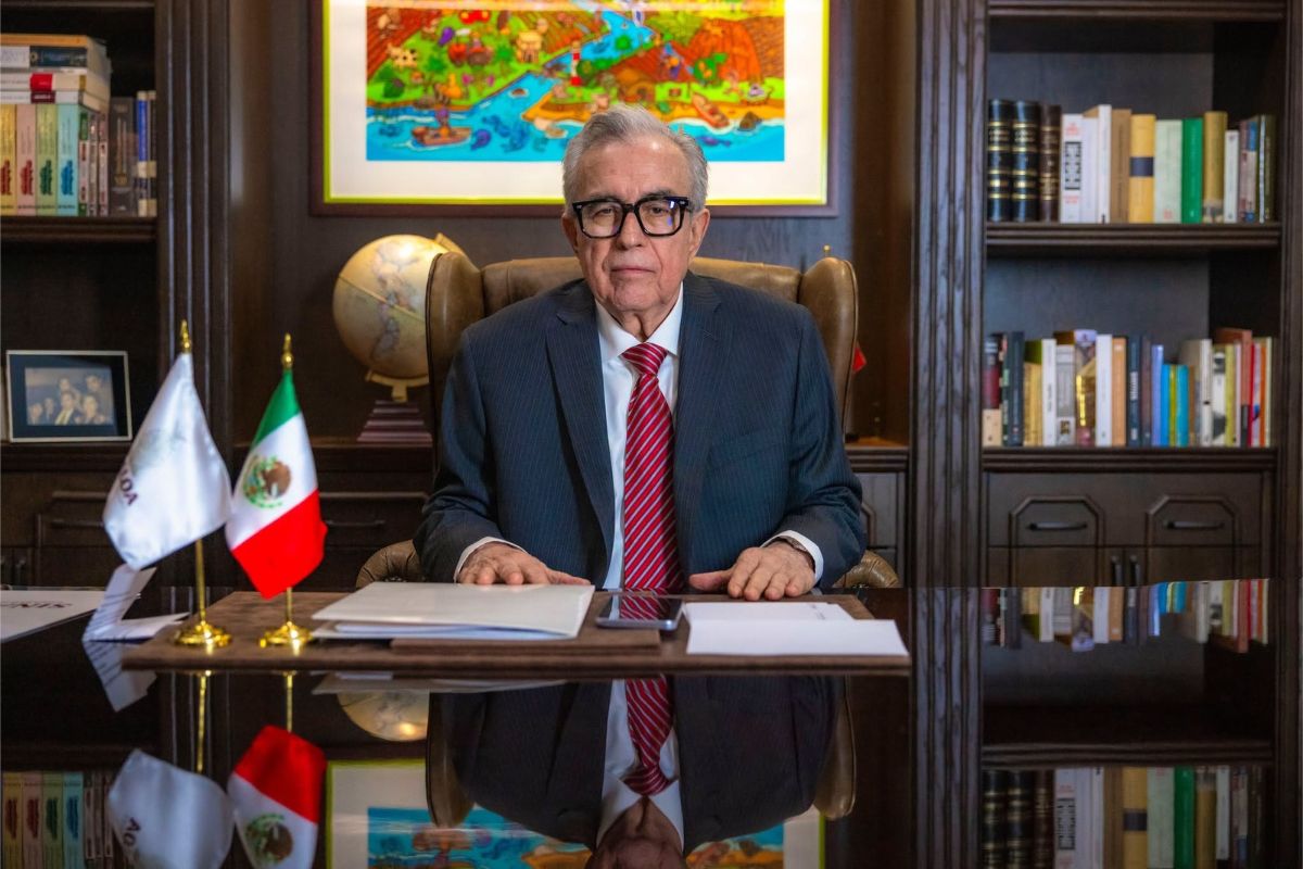 Rubén Rocha Moya durante un acto público como gobernador de Sinaloa, en medio del escándalo que generó el deslinde de Morena.