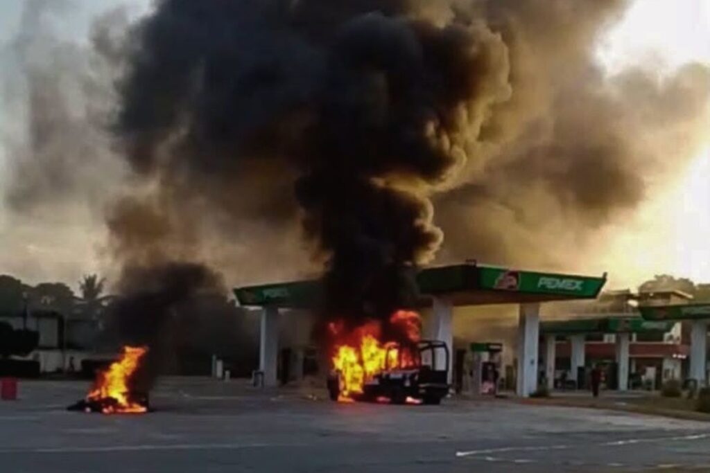 Patrulla de la Policía Estatal incendiada tras accidente en Álamo Temapache, Veracruz.
