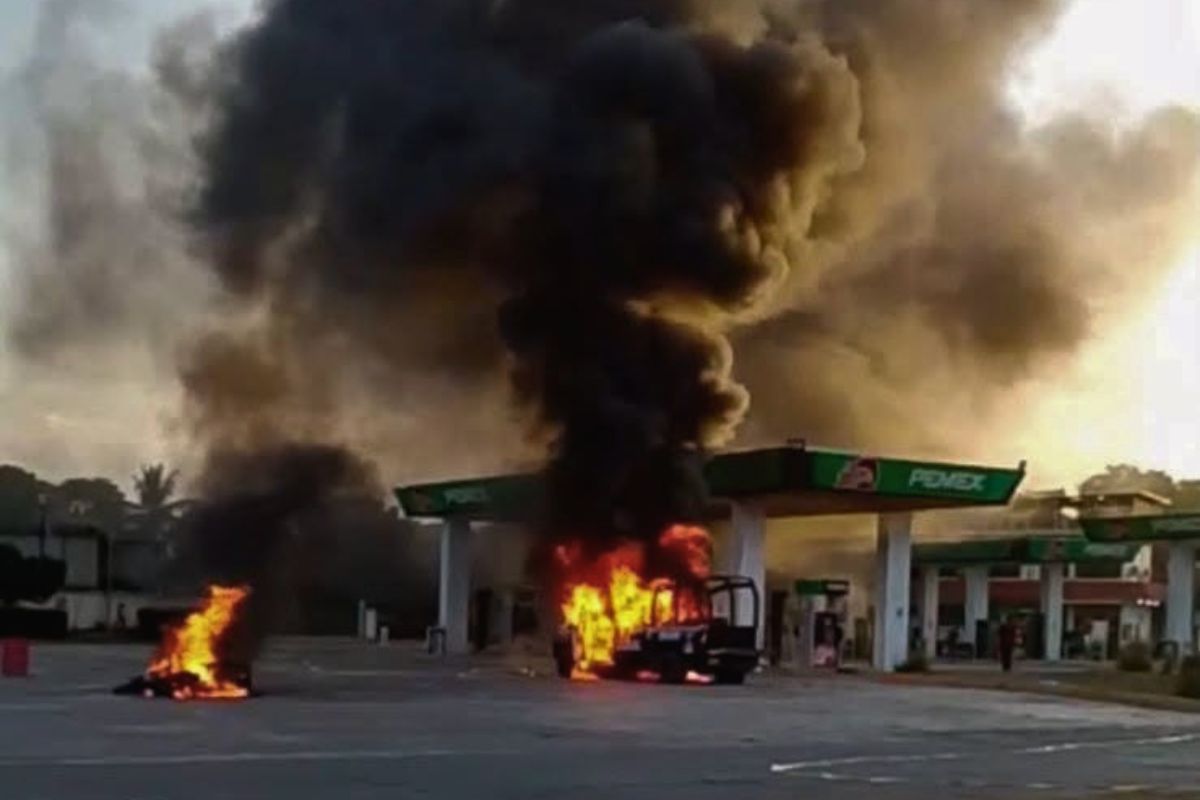 Patrulla de la Policía Estatal incendiada tras accidente en Álamo Temapache, Veracruz.