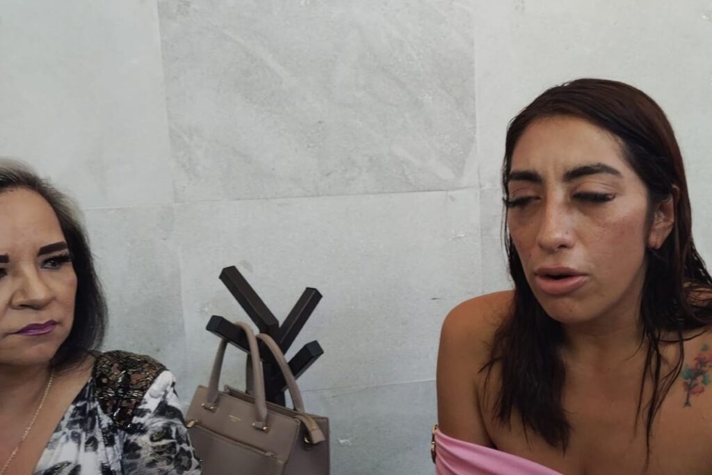 Sulma Guadalupe Escobar durante entrevista en Xalapa acompañada por el colectivo Mil Mujeres por Xalapa.