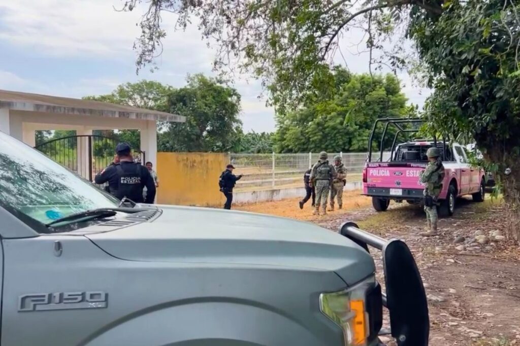 Elementos de seguridad en el lugar donde fue hallado un cuerpo en Veracruz, en el municipio de San Rafael.