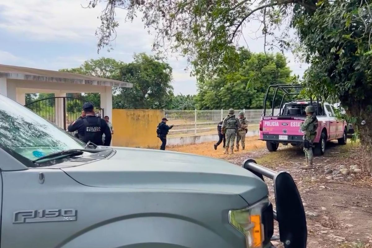Elementos de seguridad en el lugar donde fue hallado un cuerpo en Veracruz, en el municipio de San Rafael.