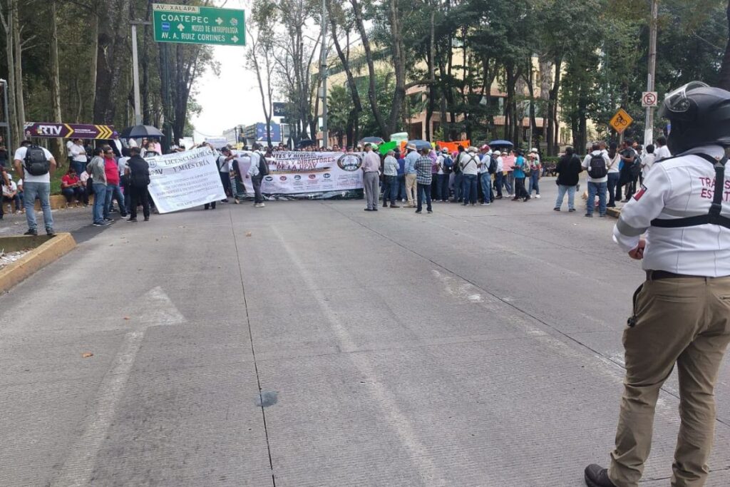 Bloqueo de docentes de la UPAV en avenida Xalapa, frente a Sefiplan.