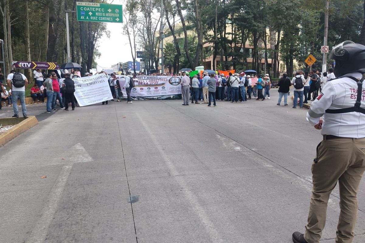 Bloqueo de docentes de la UPAV en avenida Xalapa, frente a Sefiplan.
