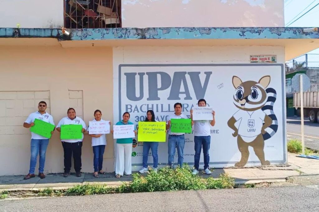 Representantes del Movimiento Estatal de la UPAV durante bloqueo en Avenida Xalapa, Veracruz.