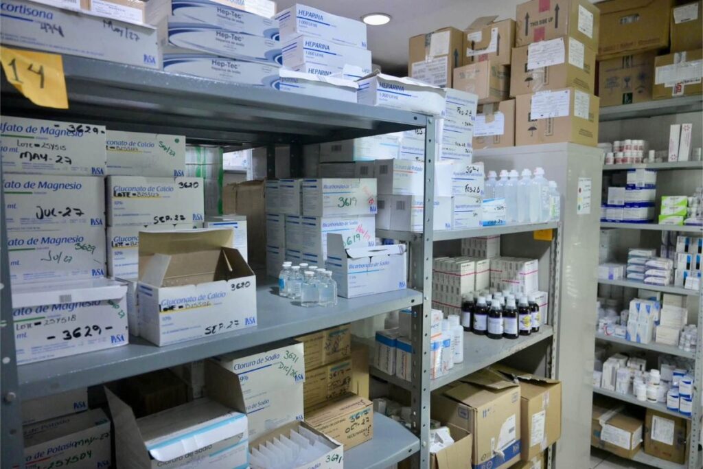 La gobernadora de Veracruz Rocío Nahle García supervisa el abasto de medicamentos en un hospital.