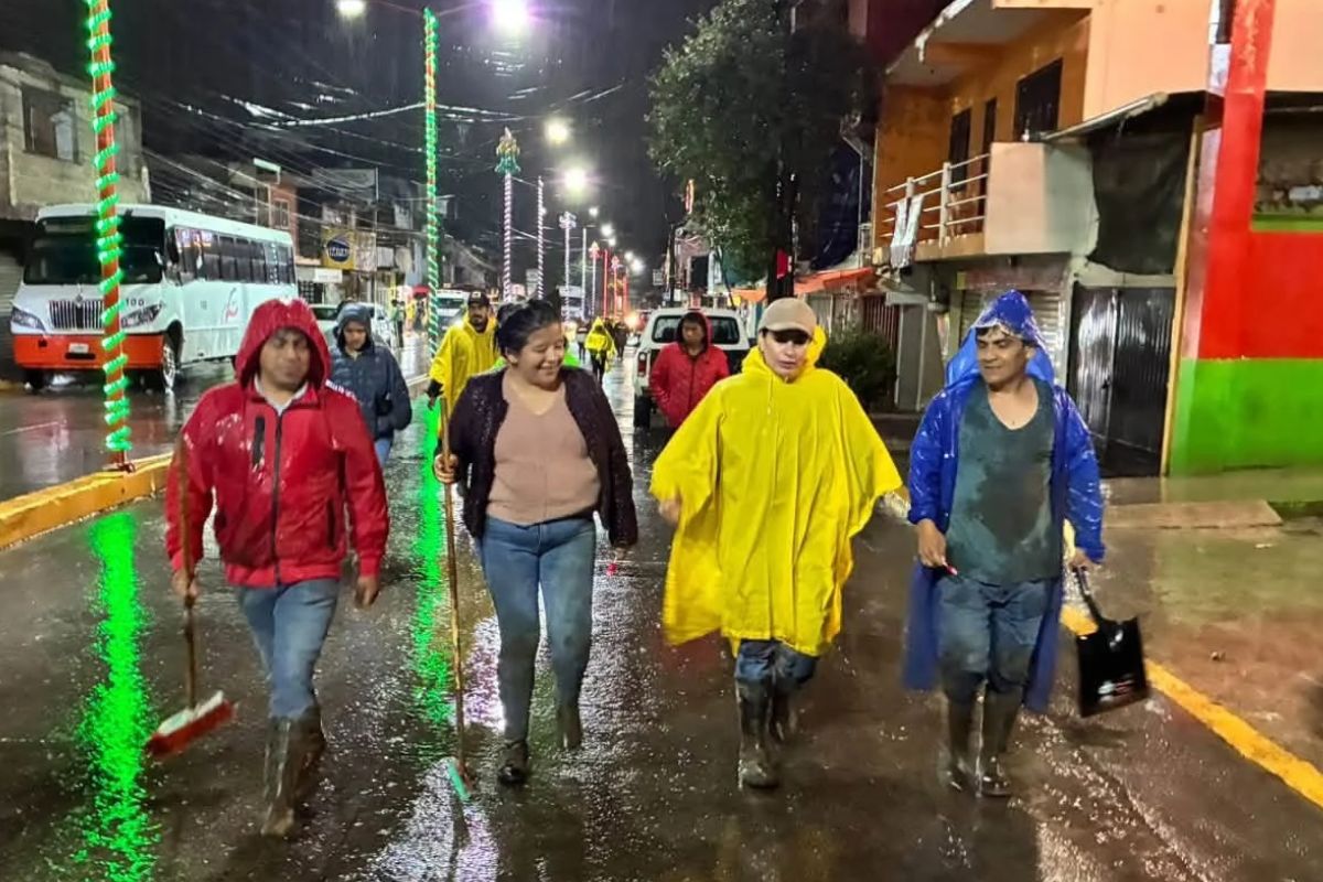 Personal de Protección Civil y del Ayuntamiento de Tlalnelhuayocan atiende a familias afectadas por las lluvias.