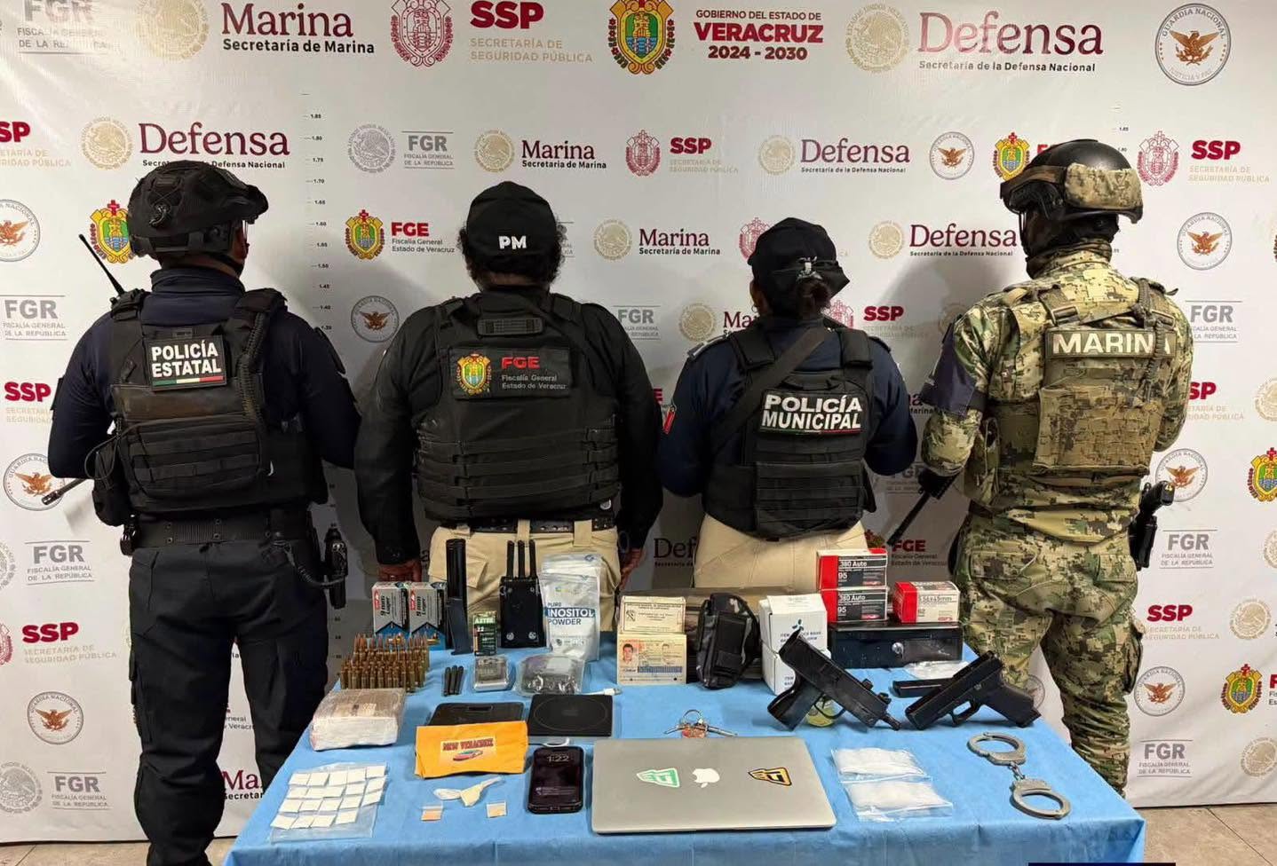 Los supuestos objetos asegurados durante el cateo.