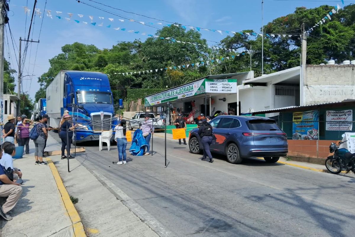 Bloqueo carretero en Las Trancas, Alborada, sobre la vía Xalapa-Coatepec.
