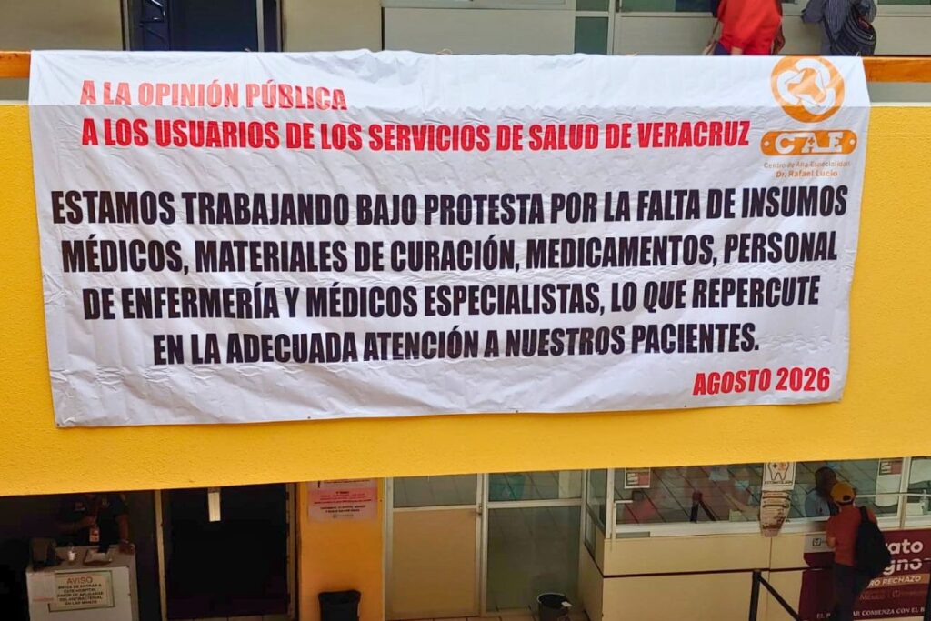 Manta de protesta en el Centro de Alta Especialidad de Veracruz por falta de medicamentos.