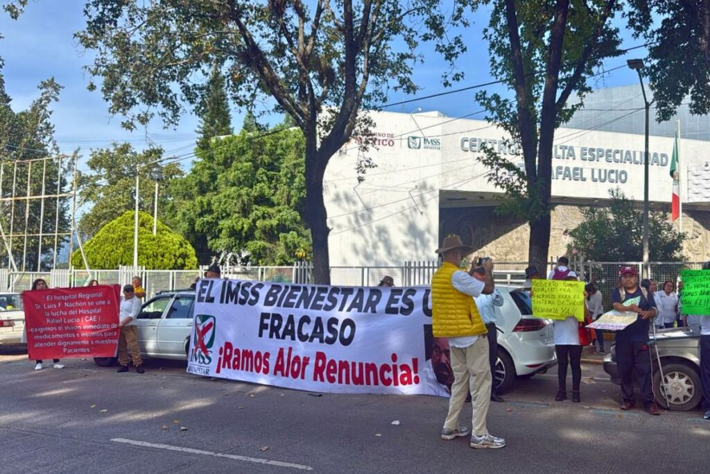 Manifestación de personal médico por desabasto de medicamentos frente al IMSS-Bienestar en Xalapa.