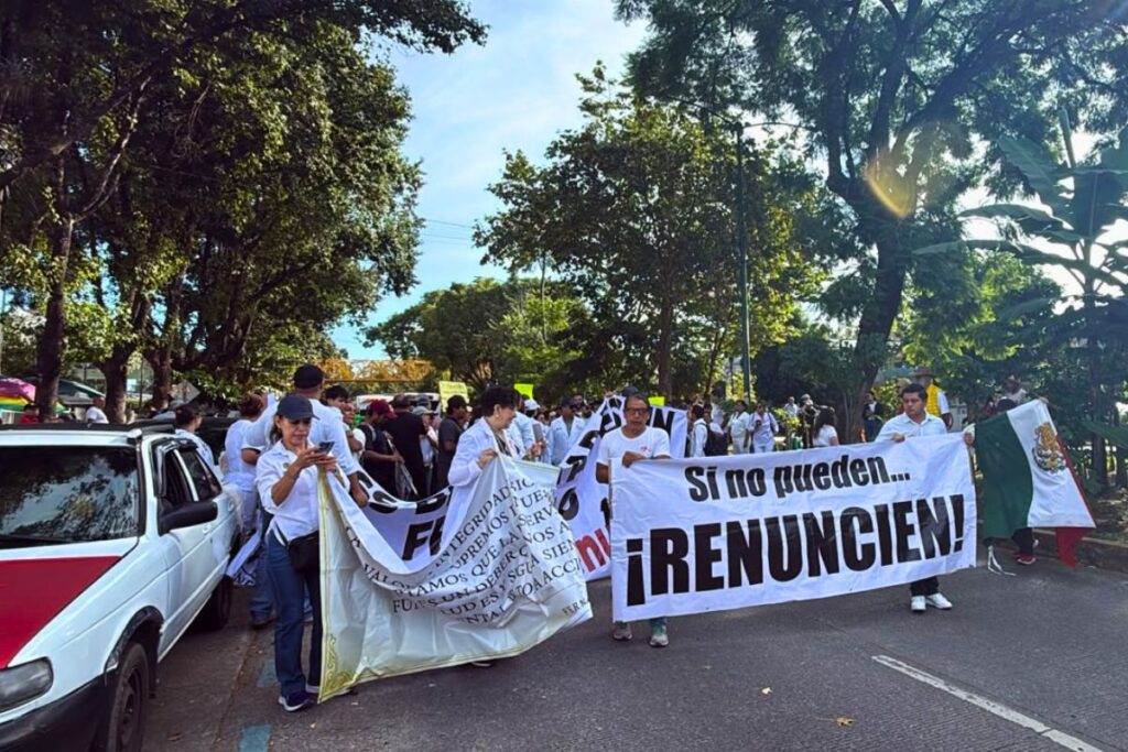 Personal médico marcha frente al CAE de Xalapa.