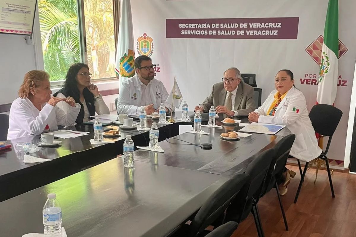 David Kershenobich y funcionarios de Salud durante recorrido en hospital de Xalapa.