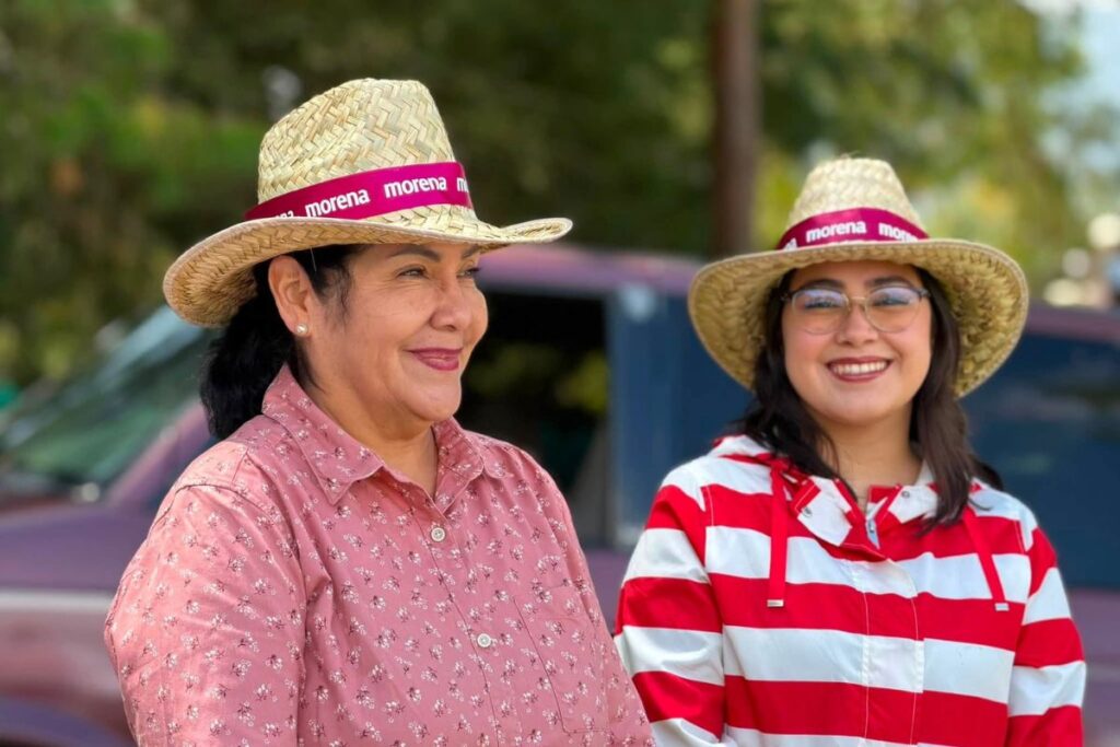 Claudia Tello Espinosa y la diputada Valeria Méndez Moctezuma durante una jornada de reforestación en Las Vigas de Ramírez, Veracruz.