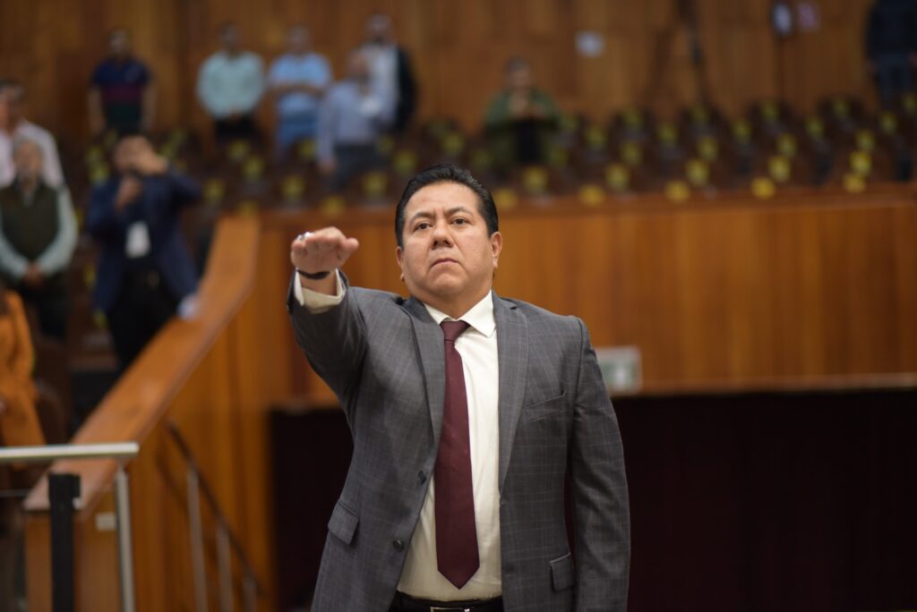 Eric Domínguez Vázquez al rendir protesta en el Congreso de Veracruz.