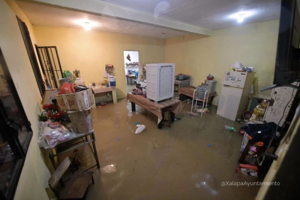 Calle inundada en Xalapa tras las lluvias que dejaron dos muertos.