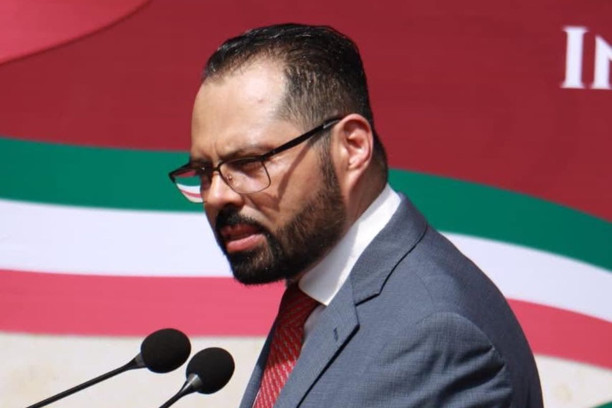 Miguel Santiago Reyes Hernández, secretario de Finanzas y Planeación de Veracruz, evade a periodistas.