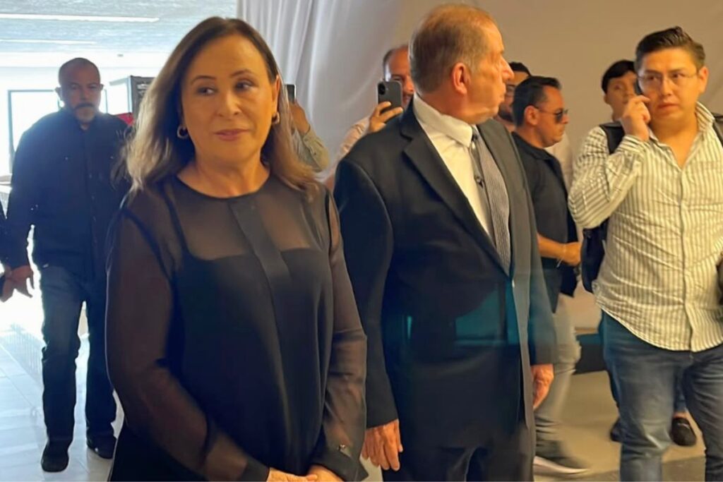 Rocío Nahle, gobernadora de Veracruz, en homenaje a Zenyazen Escobar García.