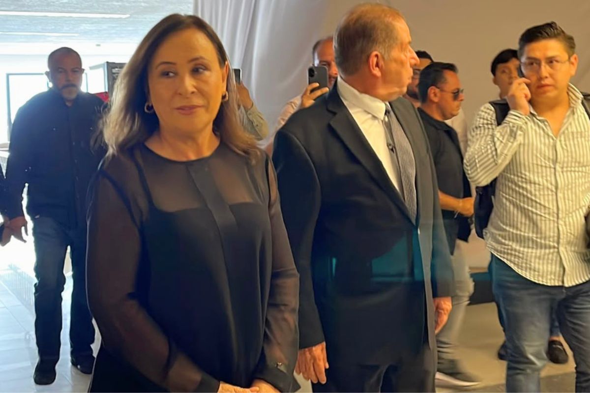 Rocío Nahle, gobernadora de Veracruz, en homenaje a Zenyazen Escobar García.