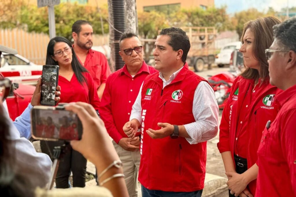 Aspirantes a candidaturas durante un acto de precampañas 2027 en México.