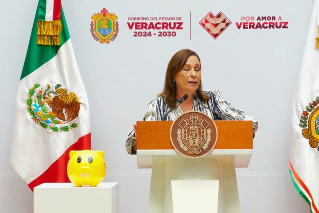 Rocío Nahle García en conferencia de prensa sobre hospitales del IMSS-Bienestar en Veracruz.