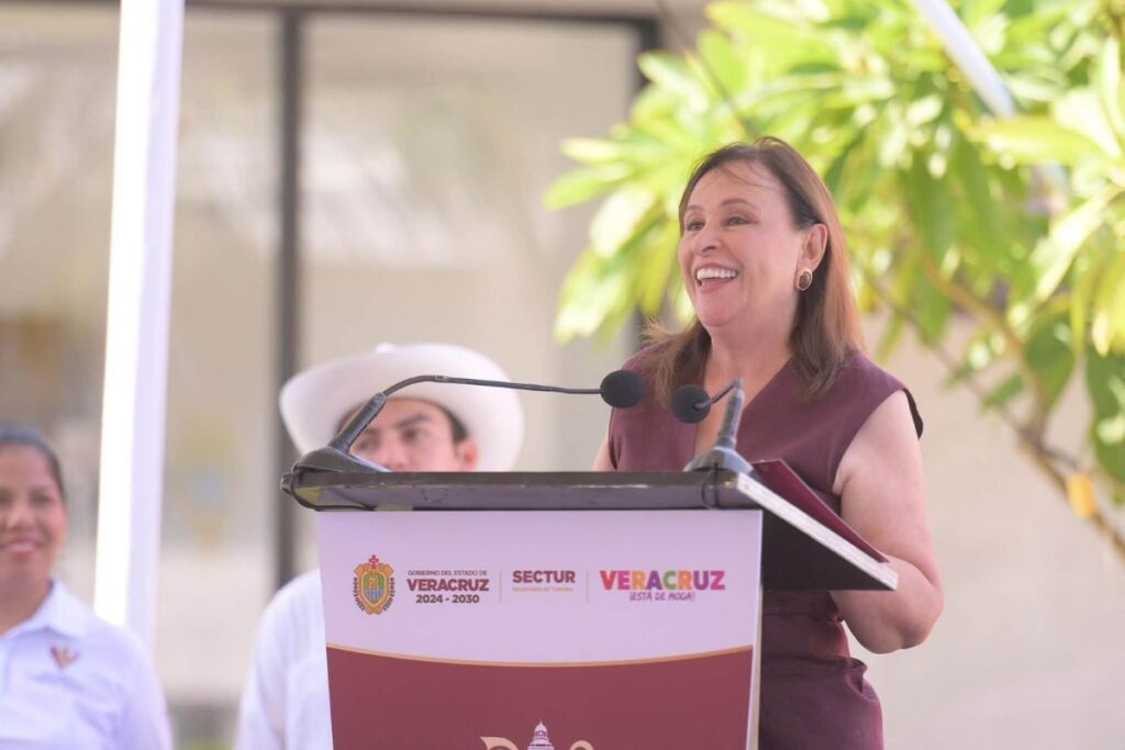 Rocío Nahle García, gobernadora de Veracruz, firma de la iniciativa que elimina el fuero municipal.