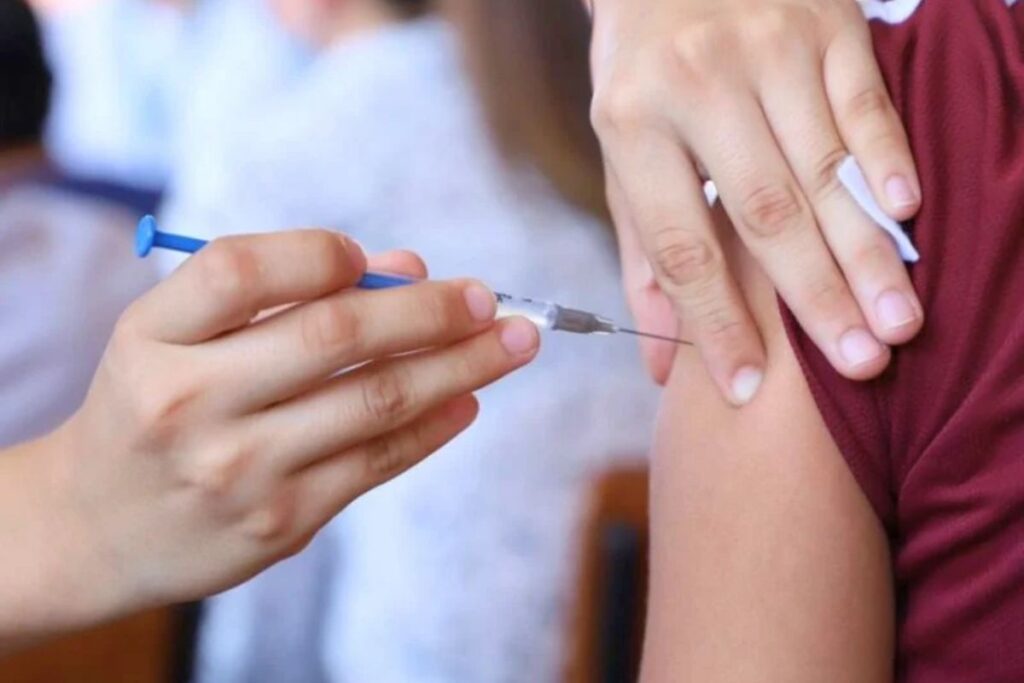 Personal de salud aplica la vacuna contra el sarampión en un módulo de Xalapa.
