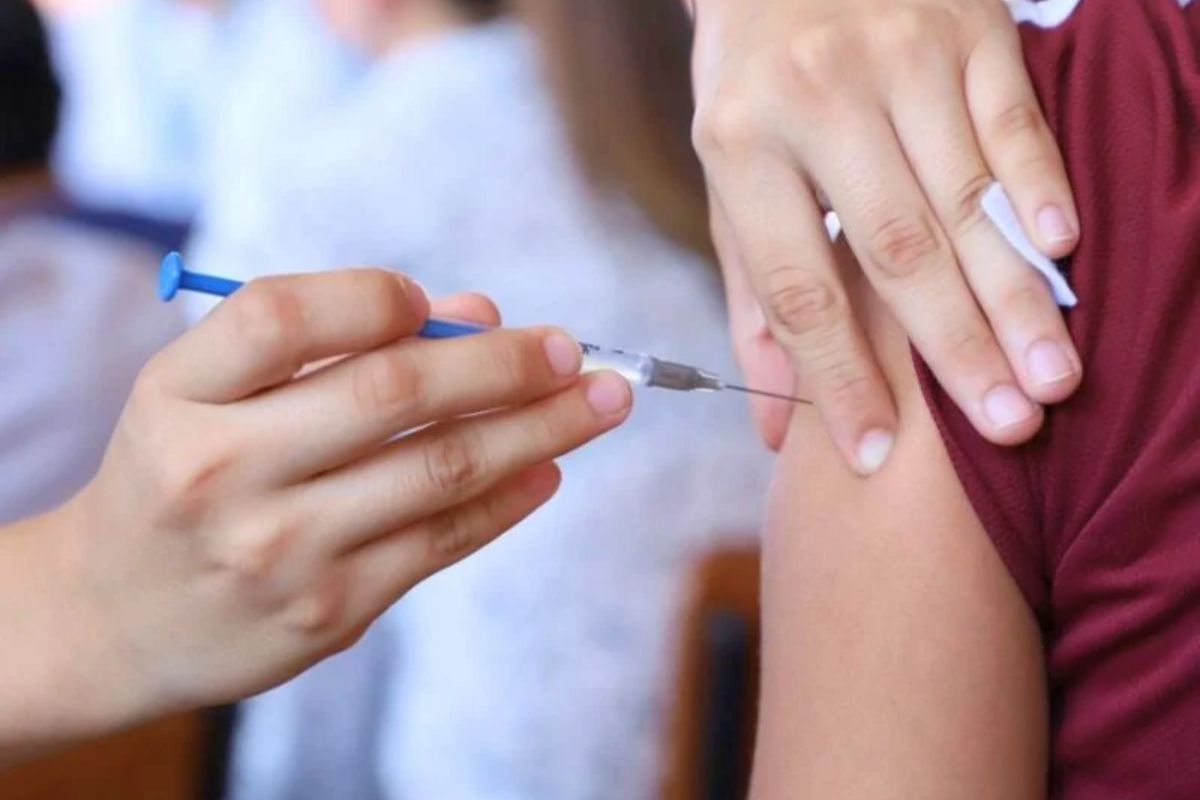Personal de salud aplica la vacuna contra el sarampión en un módulo de Xalapa.