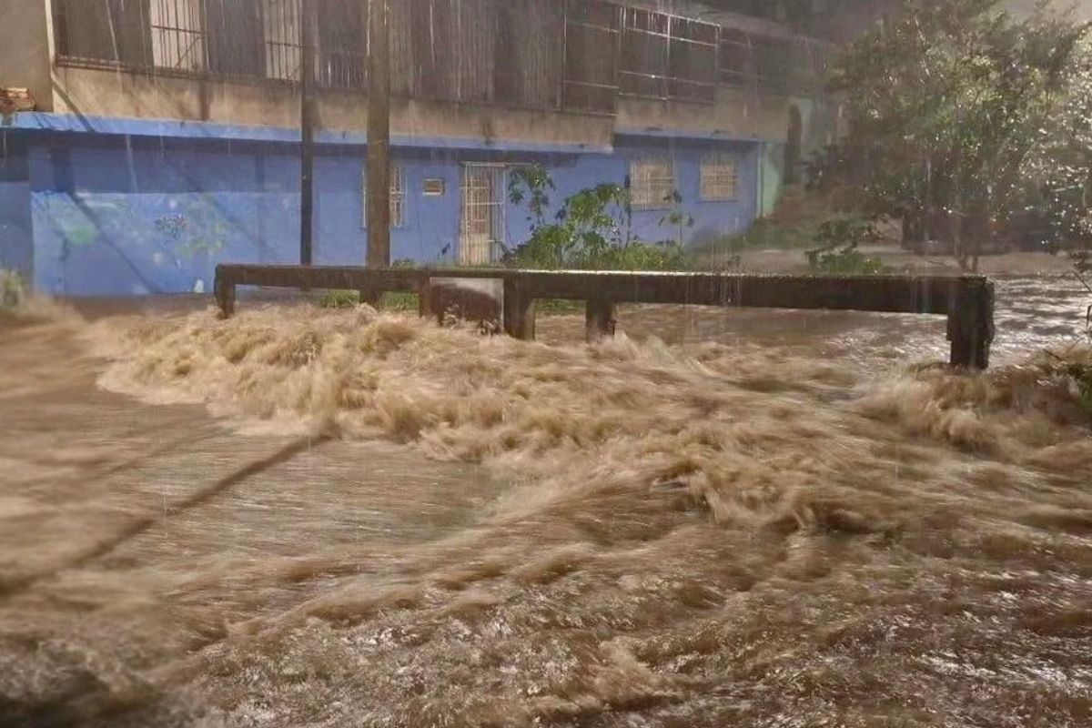 Equipos de emergencia atienden calles inundadas en Xalapa tras las lluvias de este lunes.