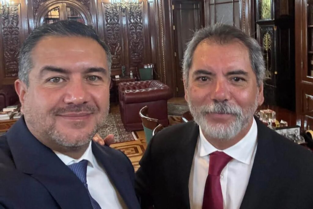 Miguel Ángel Yunes Márquez y Édgar Amador Zamora en reunión en Palacio Nacional.