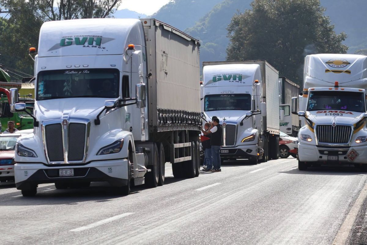 Transportistas en un punto de protesta del paro en carreteras de Veracruz