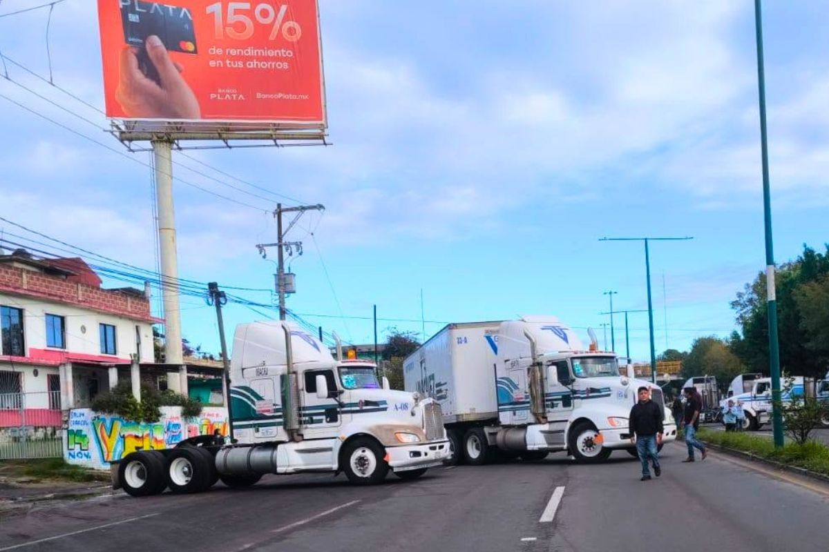 Paro de transportistas con camiones sobre una carretera de Veracruz