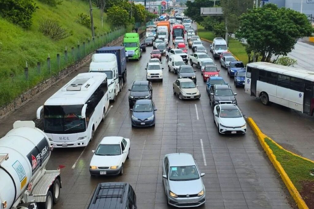 Camiones de carga detenidos sobre una carretera de Veracruz durante el paro nacional de transportistas
