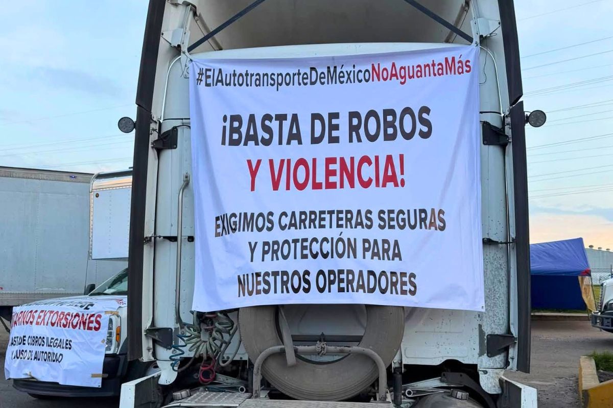 Camiones de transportistas detenidos en una carretera de Veracruz durante los bloqueos del paro nacional